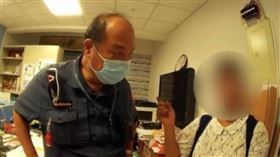 高雄市56歲李女遭假警察騙說涉嫌擄人勒贖案，到銀行領出46萬元後，直覺有異立即報警求助。（圖／翻攝畫面）