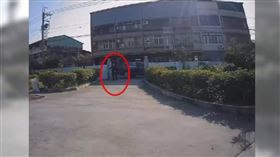 彰化縣溪州鄉7日傳出驚悚情殺，北斗分局長吳詠傑要司機堵住出口，持雨傘和歹徒拼命。(圖／翻攝畫面)