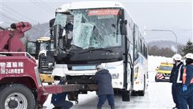 北海道觀光巴士與貨車相撞，台灣旅客等10人受傷送醫！現場影片曝光。（圖／翻自hokkaido-np.co.jp）