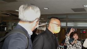 ▲朱學恒一身黑色西裝，由律師陪同出庭。（圖／記者邱榮吉攝）