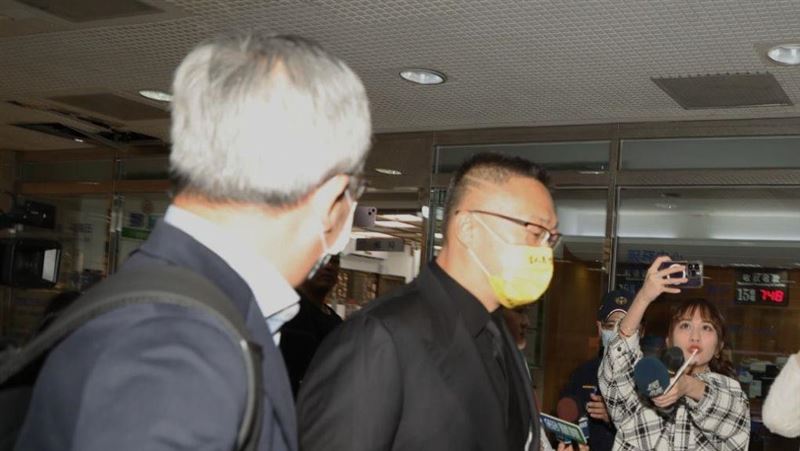 朱學恒被控強制猥褻鍾沛君　雙雙現身出庭