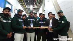 ▲亞錦賽巴基斯坦曾多次表示棒球資源不足，中職聯盟會長蔡其昌致贈球棒。（圖／記者張沛嘉攝影）