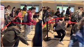 寶可夢中心開幕亂象！粉絲「跨紅線搶進」工作人員看傻…網驚：喪屍來了（圖／翻攝自爆廢公社）