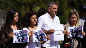 黎巴嫩記者在抗議活動中，舉著因以軍攻擊而喪命的路透社記者阿布杜拉肖像。（圖／美聯社／達志影像）