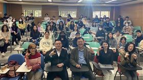 左起
外交所楊文琪教授、外交所吳崇涵所長、金士懿教授、大毅科技邱雅雯、榮華碳中和丁子華董事長