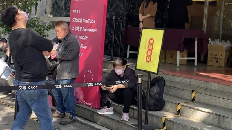 「橘色惡魔」海報免費拿！78歲粉絲搶頭香