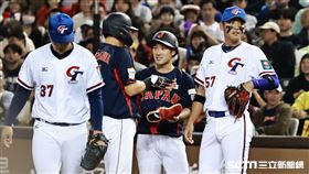 ▲亞錦賽台、日戰，台灣隊一壘手拿莫．伊漾被判沒踩到壘包。（圖／記者劉彥池攝影）