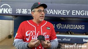 ▲亞錦賽巴勒斯坦領隊古勒（Abder Ghouleh）和球員會戴上寫著「GAZA」（加薩走廊）的臂章。（圖／記者張沛嘉攝影）