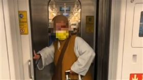 比丘尼搭乘台鐵區間車，與另名男乘客爆發口角。（圖／翻攝自社會事新聞影音）