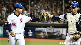 ▲亞錦賽台、日戰，台灣隊投手孫易磊和捕手宋嘉翔擊掌。（圖／記者劉彥池攝影）