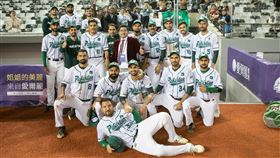 ▲巴基斯坦球員拿著中職贈送的球棒上場，以大比分擊敗巴勒斯坦。（資料圖／中華棒協提供）