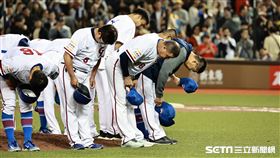 ▲亞錦賽台、日戰，台灣隊0：1不敵日本隊，賽後球員和觀眾致意。（圖／記者劉彥池攝影）