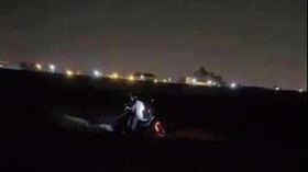 女網友錄下2名男子騎車進入高美濕地的過程。（圖／翻攝自Dcard）