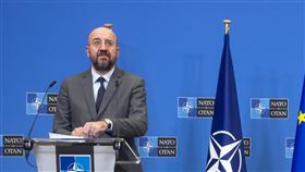 北約歐盟合作聲明記者會北約秘書長史托騰柏格（中）與歐盟理事會主席米歇爾（左）、執委會主席范德賴恩（右）發布自2018年以來的最新合作聲明，除了強調持續支持烏克蘭、譴責俄國，並首度提及中國帶來的戰略競爭挑戰。 （北約提供）中央社記者田習如布魯塞爾傳真  112年1月10日