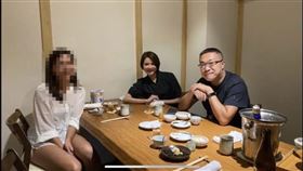 朱學恒出示事發當天與陳菁徽、鍾沛君的合照，以及當晚包廂格局。（圖／翻攝自朱學恒直播）