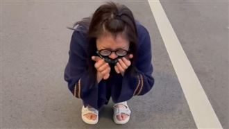 河濱驚見女子蹲地爆哭！近看是準金曲歌后