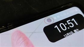 螢幕下鏡頭的技術早已行之有年，但目前還是有成像不佳的問題存在。（圖／CTWANT提供）