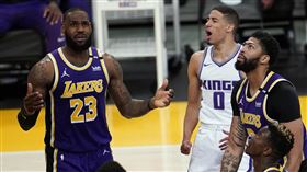 ▲湖人詹姆斯（LeBron James）、溜馬哈利伯頓（Tyrese Haliburton）。（圖／美聯社／達志影像）