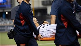 ▲日本中外野手逢澤崚介腳踝受傷被擔架抬下場。（圖／中華棒協提供）