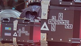 不是髒話！機車置物箱貼「13個注音符號」...神人解出5意思　網全跪了。（圖／翻攝自路上觀察學院）