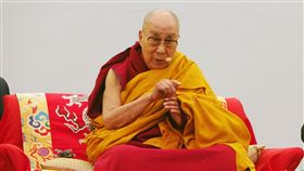 達賴喇嘛至印度學校演講  稱暴力已經過時藏人精神領袖達賴喇嘛21日到德里衛星城市古爾岡（Gurgaon）的一所學校演講，表示暴力與戰爭已經過時，人類應心存善念、相互關愛。中央社記者林行健古爾岡攝  111年12月21日