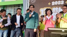 陳其邁籲請選民支持蘇巧慧、張宏陸高雄市長陳其邁（前中）9日現身新北市參加民進黨立委蘇巧慧（前右2）舉辦的歌唱大賽，除與眾人同樂，也不忘籲請鄉親支持蘇巧慧與同黨立委張宏陸（前左2）連任。中央社記者黃旭昇新北攝    112年12月9日