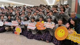 橘色惡魔抵台了！比愛心嗨喊我愛台灣