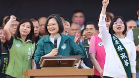 蔡總統蘆洲出席林淑芬競總成立大會（1）總統蔡英文（前中）9日下午現身新北市蘆洲區，為民進黨籍立委參選人林淑芬（前右）站台助講，籲請選民支持民進黨的優質立委續留立院。中央社記者趙世勳攝  112年12月9日