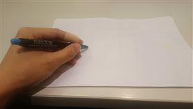 左撇子,寫字,握筆（圖／記者林瑞恩攝影）