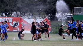 台北元坤9日逆轉擊締造企業橄欖球聯賽完成二連霸，全隊賽後跑進場內慶祝。(圖／台北元坤提供)