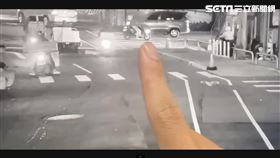 女騎士逆向騎進環河快速道路。（圖／翻攝畫面）