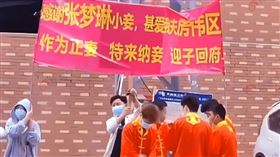 正宮在小區拉布條迎接老公的私生子。（圖／翻攝自微博）