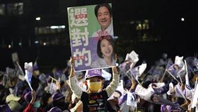 賴清德、吳思瑤北投造勢  小朋友高舉看板表支持民進黨籍立委吳思瑤與總統參選人賴清德聯合競選總部成立大會9日在北投七星公園舉行，現場湧入大批支持者，有小朋友與家人一同到場，高舉看板表達支持。中央社記者徐肇昌攝  112年12月9日