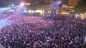 新北巨星耶誕演唱會登場  人潮擠爆2023新北歡樂耶誕城「巨星耶誕演唱會」9日晚間在市府前廣場熱鬧開唱，吸引大批民眾到場共襄盛舉。中央社記者黃旭昇新北市攝  112年12月9日