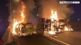 彰化國道一號南下北斗交流道路段，2車車禍火燒車。（圖／民眾提供）