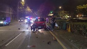 北市萬華區環河道路平面路段今天（10日）凌晨2時許發生一起死亡車禍，一名李姓女子（19歲）疑因路況不熟，騎車逆向誤闖事故路段，且與標姓男子駕駛的汽車對撞，李女被撞飛頭部重創，經送醫急救仍傷重不治。