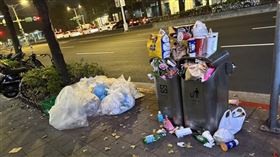 獨家／亞錦賽後忠孝東路驚現「垃圾海」！北市民震驚：國際旅客失望不已（圖／今大條新聞網提供）
