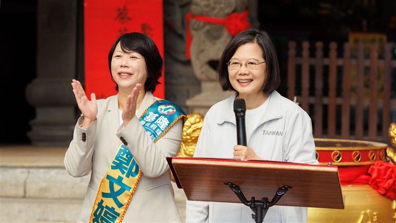 小英手作「撐基隆」傘　力挺鄭文婷進國會