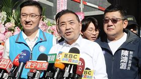 侯友宜受訪談108課綱國民黨總統參選人侯友宜（前中）與黨籍新北市立委參選人張智倫（前左）聯合競選總部成立大會10日舉行，侯友宜接受媒體聯訪時談及108課綱相關議題。中央社記者郭日曉攝  112年12月10日