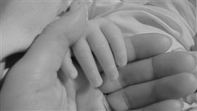 母女，嬰兒，手牽手(圖／PxHere)