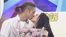 Mars（左）熱吻熊熊（圖／中天提供）