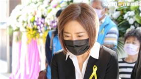 紅人榜柯辰勳告別式，主持人于美人到靈堂致意。（圖／記者楊澍攝影）