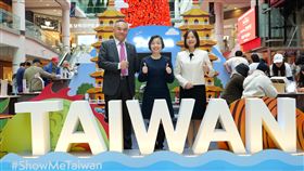 觀光署在多倫多伊頓中心「秀台灣」觀光署週末2天在多倫多伊頓中心（Eaton Centre）舉辦「秀台灣」推廣活動，圖為參與活動者合影。左起為長榮航空多倫多分公司總主任江仁翔、駐多倫多辦事處長陳錦玲、觀光署駐紐約辦事處主任(溫)佳思。（觀光署紐約辦事處提供）中央社記者胡玉立多倫多傳真  112年12月10日