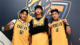 中信兄弟球星左起王政順、盧孟揚以及周思齊，10日來到中信特攻主場舉辦見面會並擔任開球嘉賓。（圖／中信特攻提供）