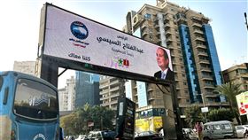 埃及2024年總統大選  競選活動11/9展開埃及2024年總統大選競選活動自11月9日展開。圖為由1號候選人（即現任總統）塞西（Abdel-Fattah El-Sisi）放置在開羅市區內的大型競選廣告招牌。招牌上除打上一顆綠色星星的選舉標誌外，也以阿拉伯文寫上標語：「我們與人民同在」。競選標誌是為了方便廣大的文盲民眾識別候選人而設計。中央社記者施婉清開羅攝  112年11月30日