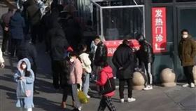 中國醫院發熱門診（發燒門診）塞爆、買不到退燒藥（圖／翻攝自微博）