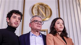 諾貝爾和平獎得主穆哈瑪迪（Narges Mohammadi）缺席頒獎典禮，由其丈夫（中）與一對雙胞胎兒女代為領獎，她本人則在伊朗牢房展開最新絕食行動。（圖／美聯社／達志影像）