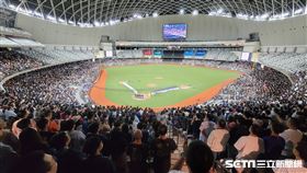 ▲亞錦賽冠軍戰，台北大巨蛋湧進22000位球迷。（圖／記者劉彥池攝影）