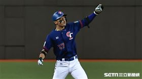 ▲亞錦賽冠軍戰，台灣隊一壘手拿莫．伊漾敲出首打席二壘安打。（圖／記者劉彥池攝影）