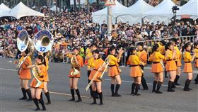 日本京都橘高校吹奏樂部高雄演出（2）日本京都橘高校吹奏樂部10日下午在高雄時代大道帶來熱血演出，吸引大批民眾早早就到現場卡位，橘高校退場前加碼動感曲目，為演出劃下美好句點，也獲得熱烈掌聲。中央社記者林巧璉攝  112年12月10日
